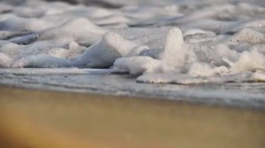 Gün batımında plaj dalgası sıçrayan makro