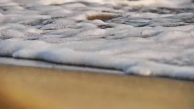 Gün batımında plaj dalgası sıçrayan makro