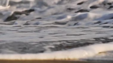 Gün batımında plaj dalgası sıçrayan makro