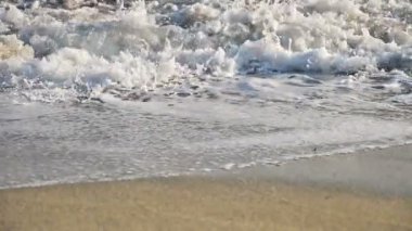 Gün batımında plaj dalgası sıçrayan makro