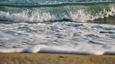 Gün batımında plaj dalgası sıçrayan makro