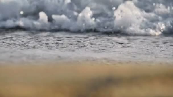 Ola de playa salpicando macro en puesta de sol — Vídeos de Stock