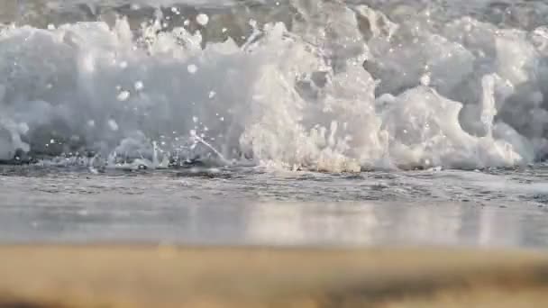 Onda de praia salpicando macro no pôr do sol — Vídeo de Stock