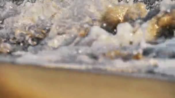 Strand hullám fröccsenő makró naplementében — Stock videók