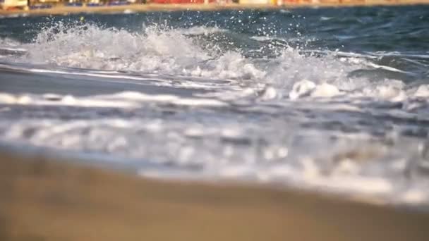 Spiaggia onda spruzzi macro al tramonto — Video Stock