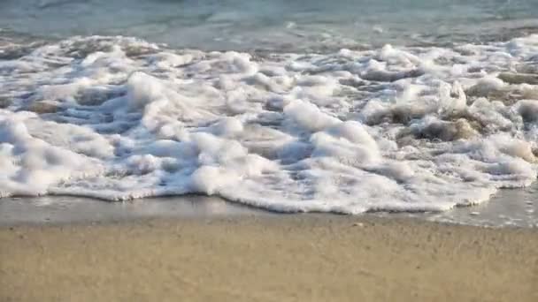 Onda de praia salpicando macro no pôr do sol — Vídeo de Stock