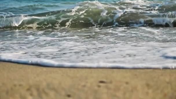 Ola de playa salpicando macro en puesta de sol — Vídeo de stock