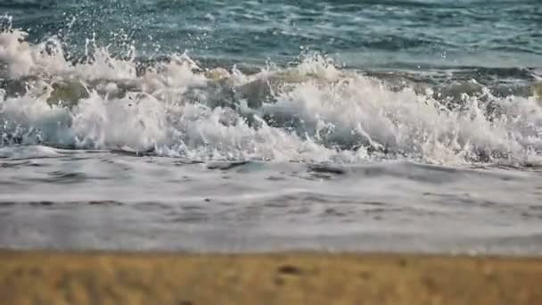 Onda de praia salpicando macro no pôr do sol — Vídeo de Stock