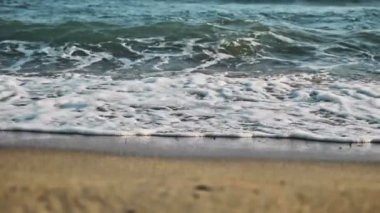 Gün batımında plaj dalgası sıçrayan makro