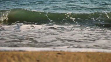 Gün batımında plaj dalgası sıçrayan makro