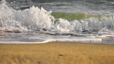 Gün batımında plaj dalgası sıçrayan makro