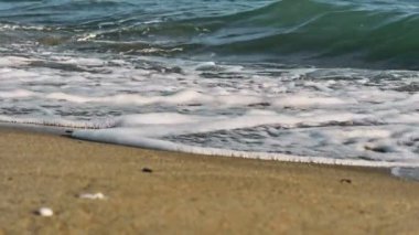 Gün batımında plaj dalgası sıçrayan makro