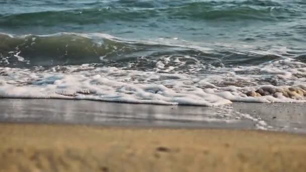 Gün batımında plaj dalgası sıçrayan makro — Stok video