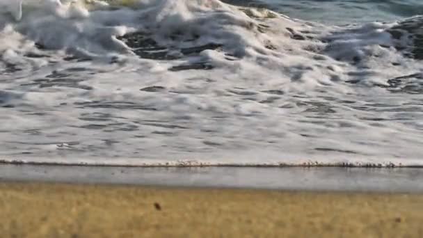 Onda de praia salpicando macro no pôr do sol — Vídeo de Stock