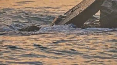 Deniz dalgası beton sütun 4k 'ye sıçradı.