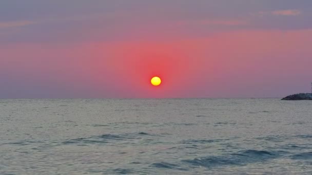 Sol grande abajo sobre mar, cielo rojo cámara lenta 4k — Vídeo de stock