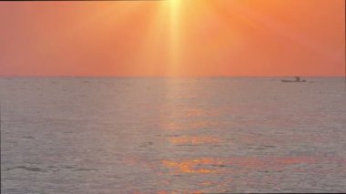 Büyük güneş denizin üzerinde, kırmızı gökyüzü yavaş çekim 4k