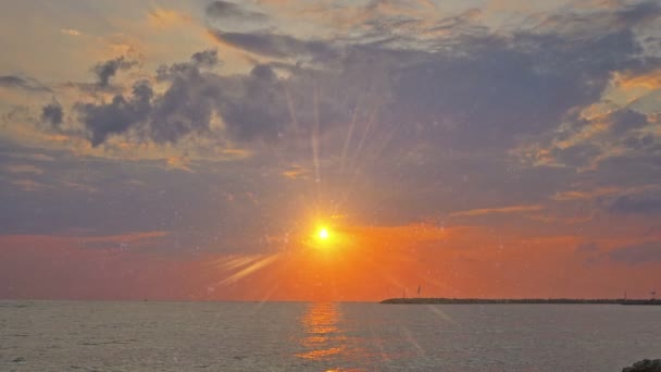 Grande sol para baixo sobre o mar, céu vermelho câmera lenta 4k — Vídeo de Stock
