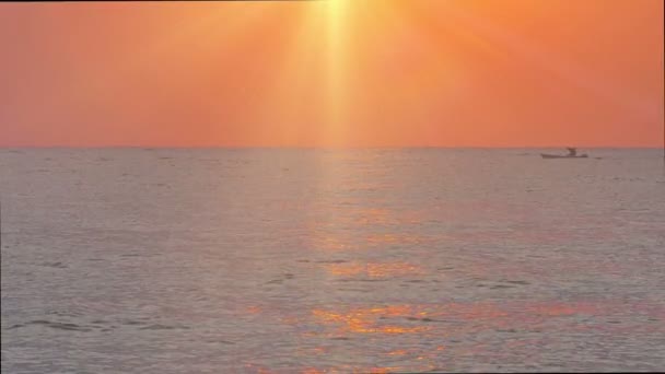 바다 위로 내리쬐는 태양, 붉은 하늘은 천천히 움직 이며 4k — 비디오