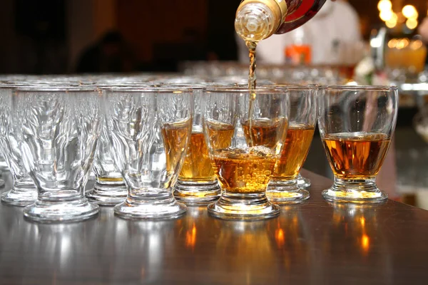 Brendi tatmak için bardağa doldur.