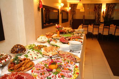 Yemek servisi masasında, makroyu kapat.