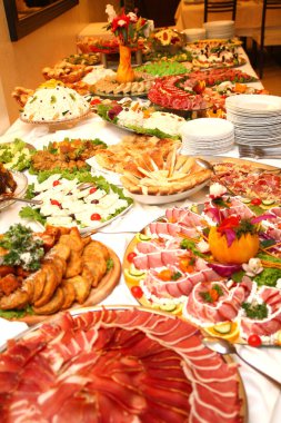 Yemek servisi masasında, makroyu kapat.