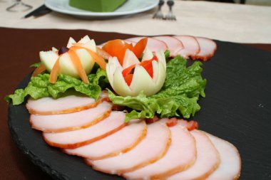 Yemek servisi prosciutto masada, makroyu kapat.