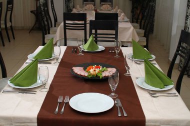 Yemek servisi prosciutto masada, makroyu kapat.