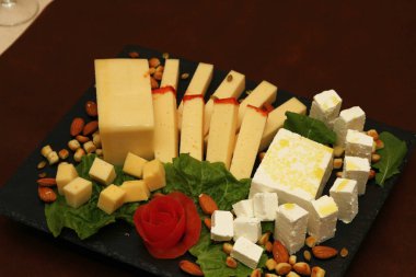 Yemek servisi yapan peynir tabağı izole edilmiş makro yakın çekim.