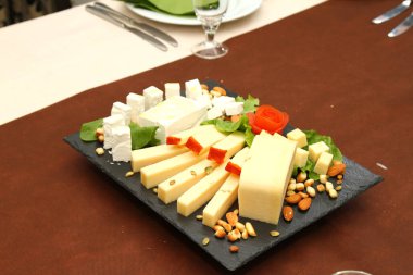 Yemek servisi yapan peynir tabağı izole edilmiş makro yakın çekim.