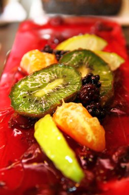 Çikolatalı meyveli pasta makrosu.