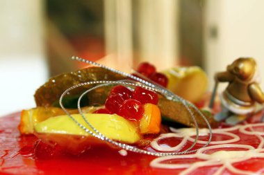 Çikolatalı meyveli pasta makrosu.