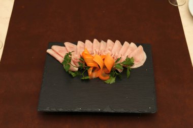 Restoranda aperatif salam, makroyu kapat.