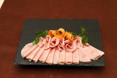 Restoranda aperatif salam, makroyu kapat.