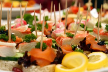 Yemek servisi masasında, makroyu kapat.