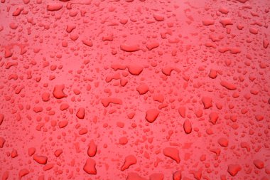 Kırmızı arabaya yağmur yağdır, kapat.