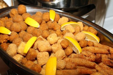 Balık külçeleri tavada izole edilmiş.