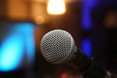 Sahnede müzik mikrofonu söyle, makroyu kapat.