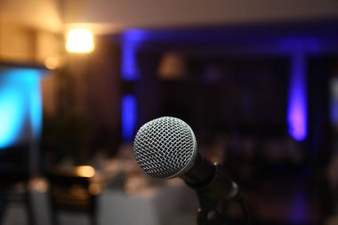 Sahnede müzik mikrofonu söyle, makroyu kapat.