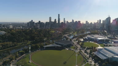 Melbourne, Avustralya - 3 Mayıs 2018: Hava geri çekilme atış Melbourne şehir şehir panorama ve Melbourne dikdörtgen Stadyumu