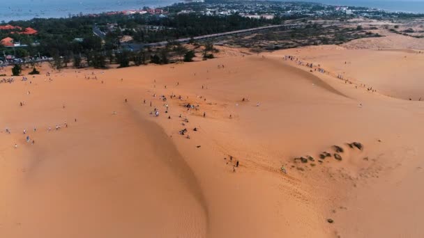 赤い砂丘の Mui ベトナムの観光スポットを持つ人々 の関心ドローン ショットのポイント — ストック動画