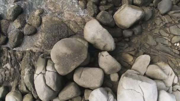 Antenne Sanft Gleitendes Drohnenbild Von Großen Steinen Felsen Und Meerwasser — Stockvideo
