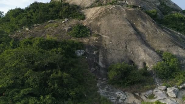 Antény Pomalé Plynulé Jeřáb Typ Dron Záběr Rock Mountain Moři — Stock video