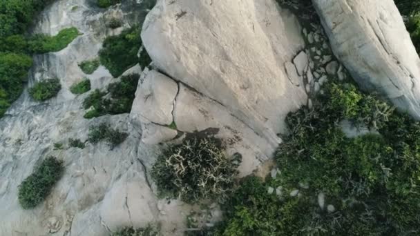 Aerial Impresionante Disparo Dron Deslizante Sobre Montaña Más Alta Roca — Vídeos de Stock