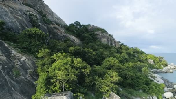 AÉRIAL. Dévoilement d'un drone de montagne rocheuse dans la mer de Hua Hin, Thaïlande. Lieu pour le titre / texte .