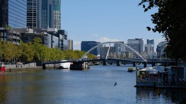 Melbourne, Avustralya - 6 Nisan 2018: Gökkuşağı Köprüsü ve gökdelenler tarafından çevrili Yarra Nehri