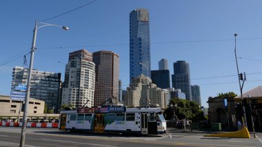 Melbourne, Avustralya - 29 Mart 2018: Prenses Köprüsü Melbourne gökdelenler downtown içinde belgili tanımlık geçmiş ile gelecek tramvay