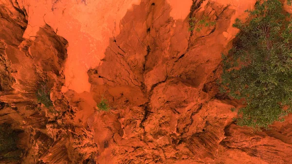 在越南梅东北的红峡谷岩石上的无人驾驶飞机拍摄 文本或标题的抽象橙色背景 — 图库照片
