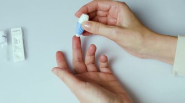 Evde 15 dakika içinde IgM / IgG antikorları ve bağışıklığı tespit etmek için Covid-19 test kiti uygulanıyor