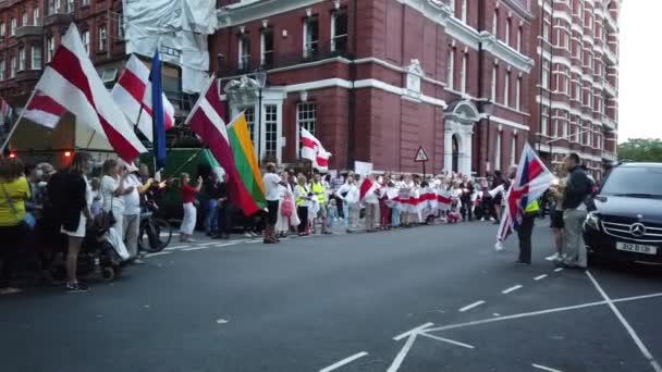 ロンドン 2020ベラルーシのための自由の道 ベラルーシ大使館近くのロンドンでのデモンストレーション — ストック動画